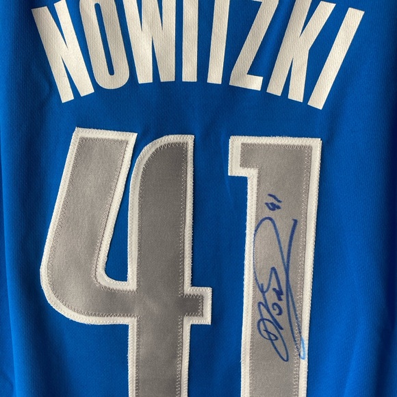 SIGNED DALLAS MAVERICKS DIRK NOWITZKI JERSEYNWT2XLMAVSBasketball